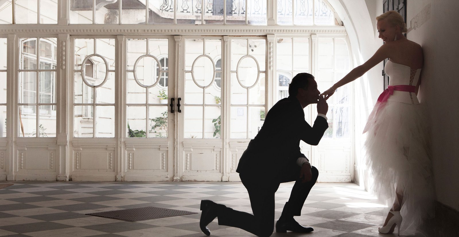 The wedding ceremony takes place among thousand-year-old ruins with a fantastic view and the Parliament building in the background.